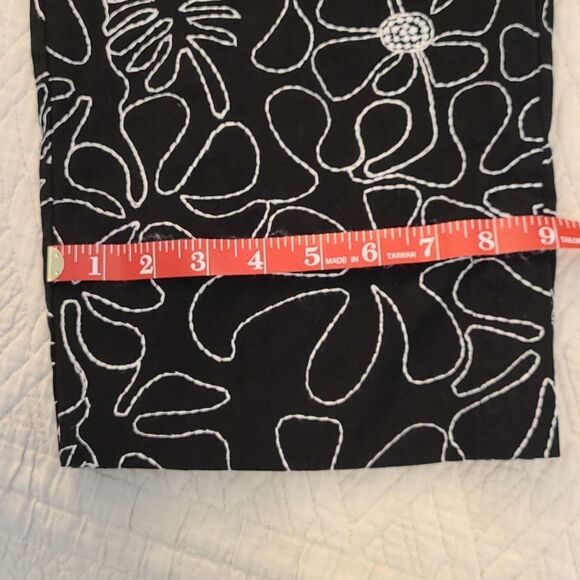 Talbots Black and White Floral Embroidered Capris Size 14 - Picture 12 of 13